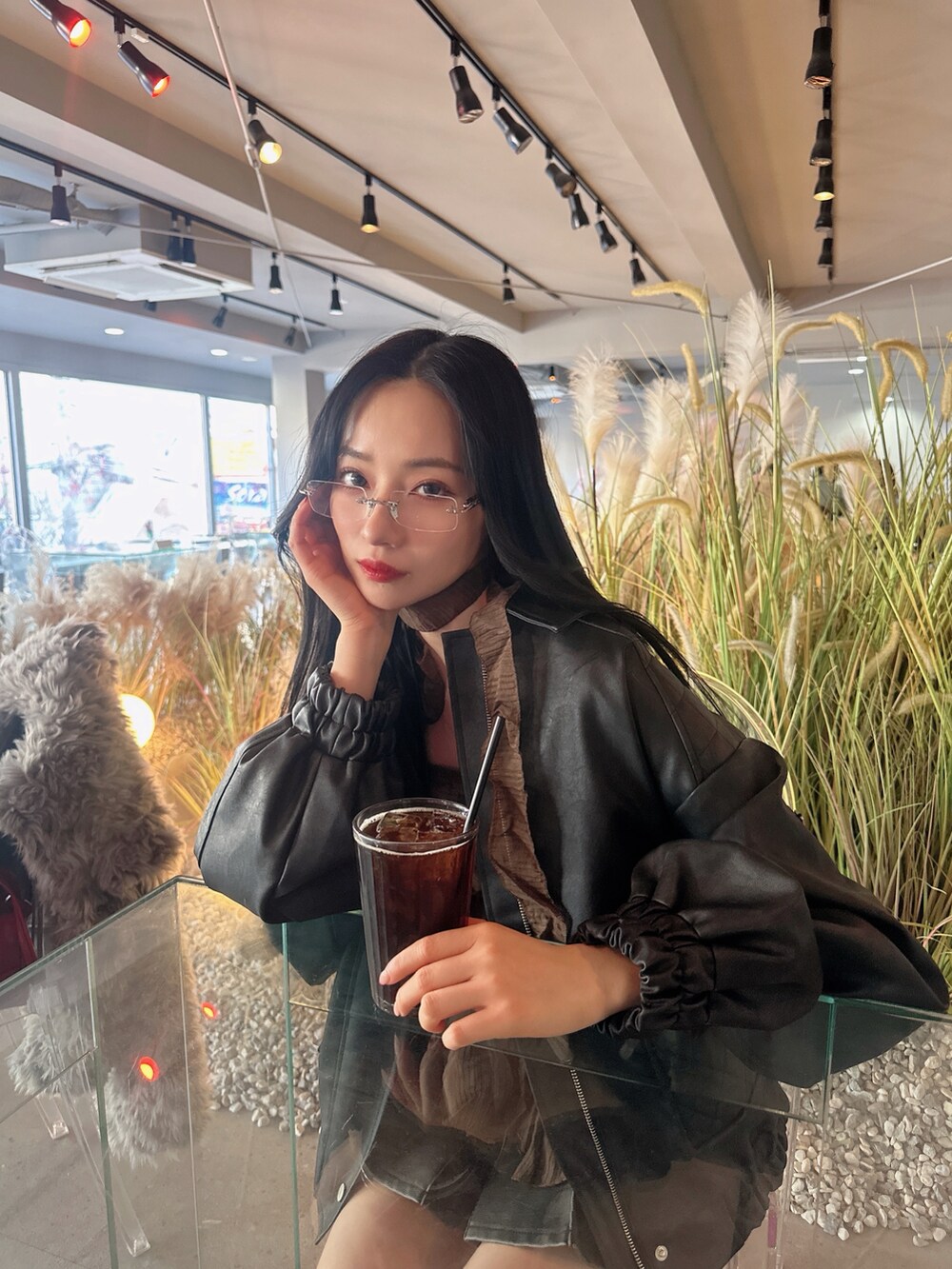 ブラック系のブルゾン、ブラック系のショルダーバッグを着用したレディースの春コーディネートの5枚目の写真