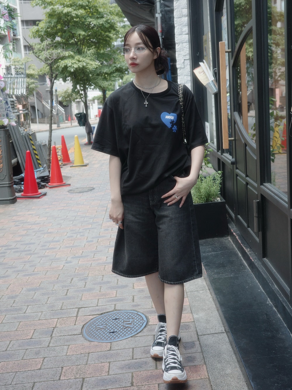 ブラック系のTシャツ/カットソーを着用したレディースの秋コーディネートの3枚目の写真