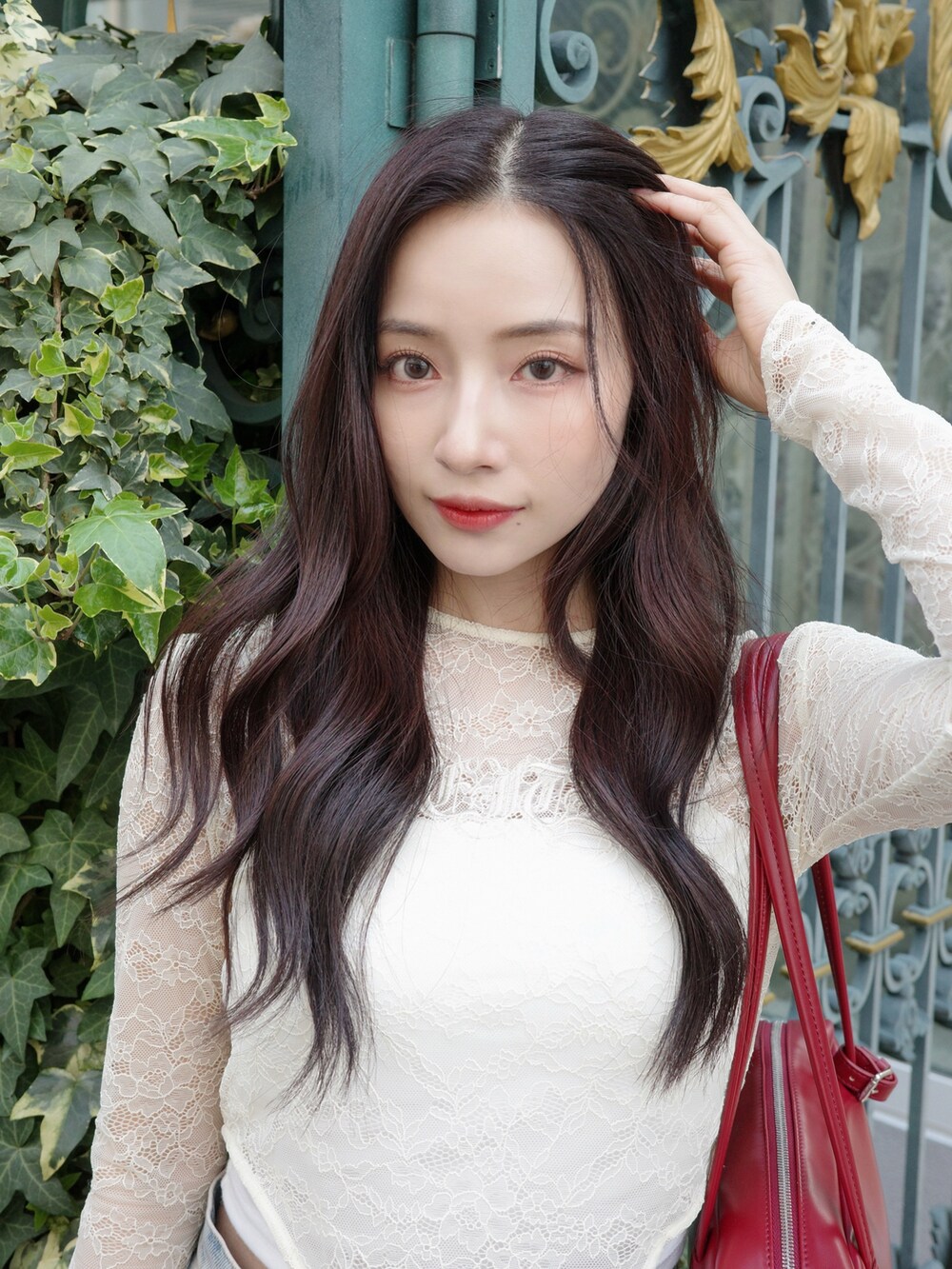 ブラウン系のブーツを着用したレディースの夏コーディネートの3枚目の写真