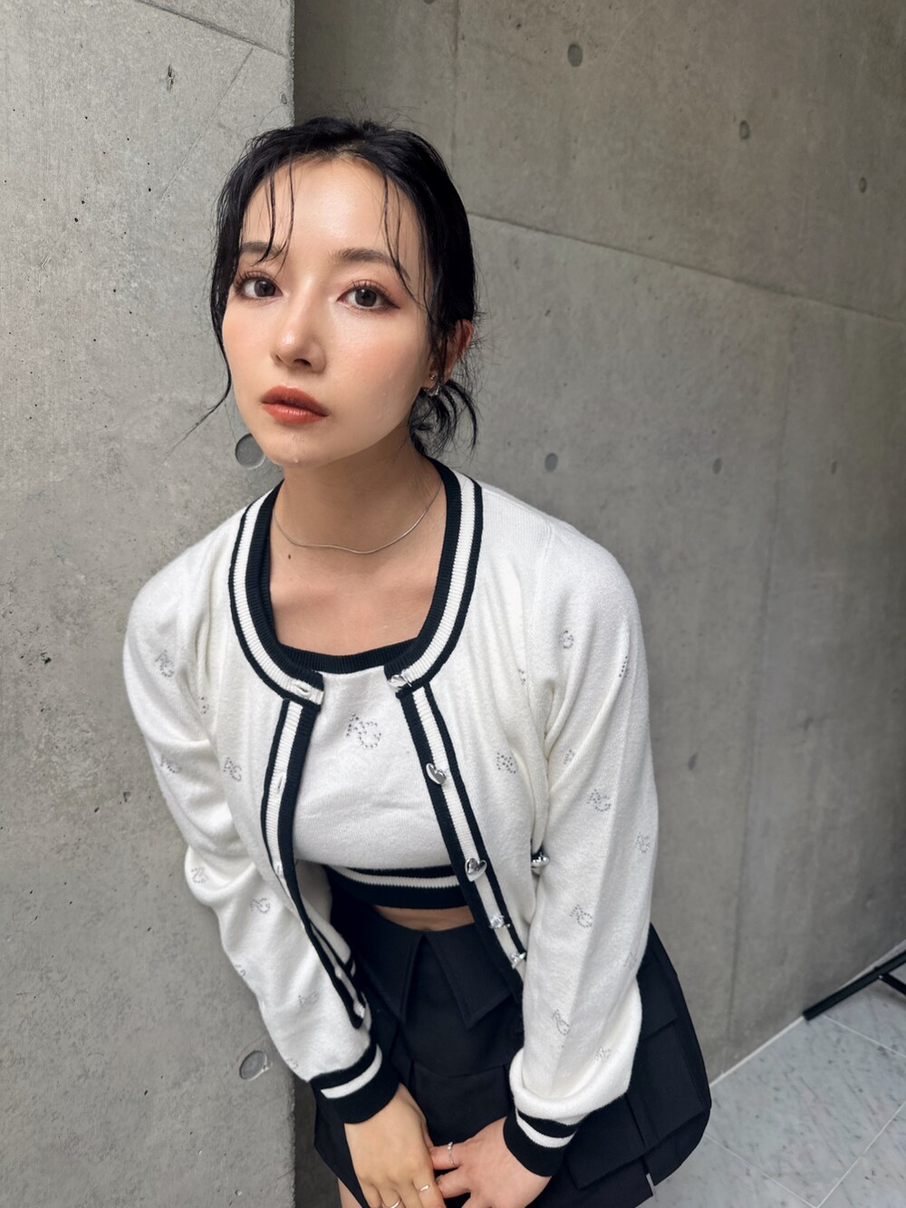 「お出かけコーデ、カーディガン、ミニスカート、ootd、モノトーン、outfit、シンプルスタイル、休日スタイル、大人ガーリー、ANDGEEBEE」｜「ANDGEEBEEのラインストーンパターンアンサンブルニット（アンサンブル、ホワイト系）」を使った、村瀬紗英さん（レディース・159cm）の秋コーディネートの4枚目の写真