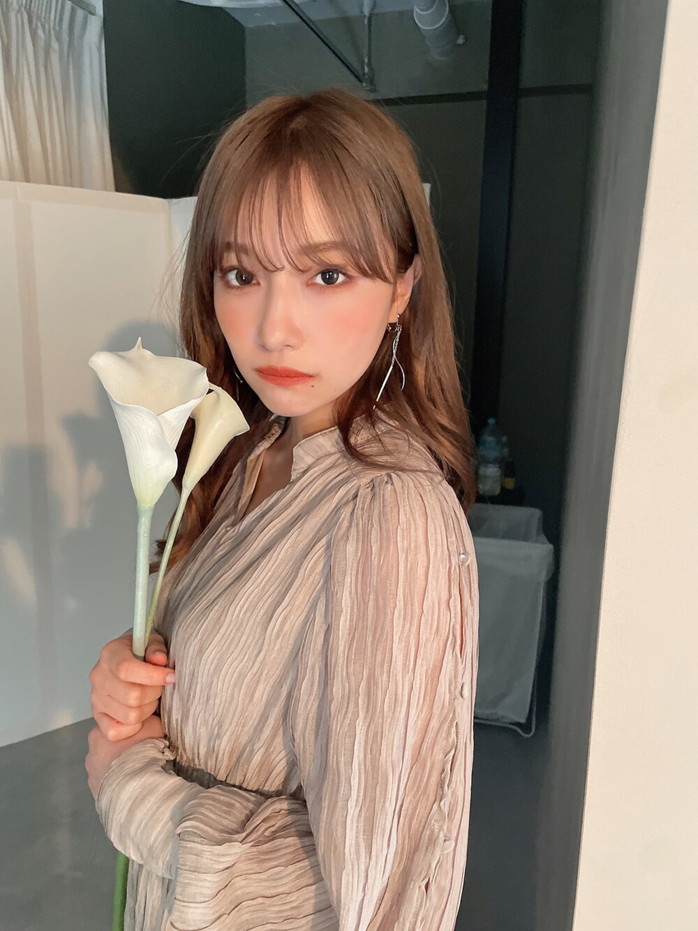 ベージュ系のワンピースを着用したレディースの秋コーディネートの3枚目の写真