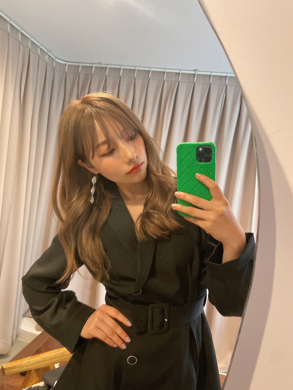 ブラック系のワンピースを着用したレディースの秋コーディネートの2枚目の写真