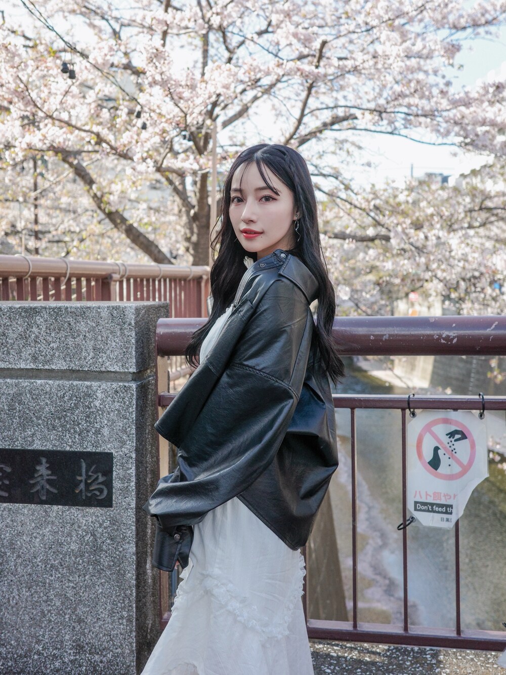 ホワイト系のワンピース、ブラック系のショルダーバッグ、ブラック系のトップスを着用したレディースの夏コーディネートの4枚目の写真