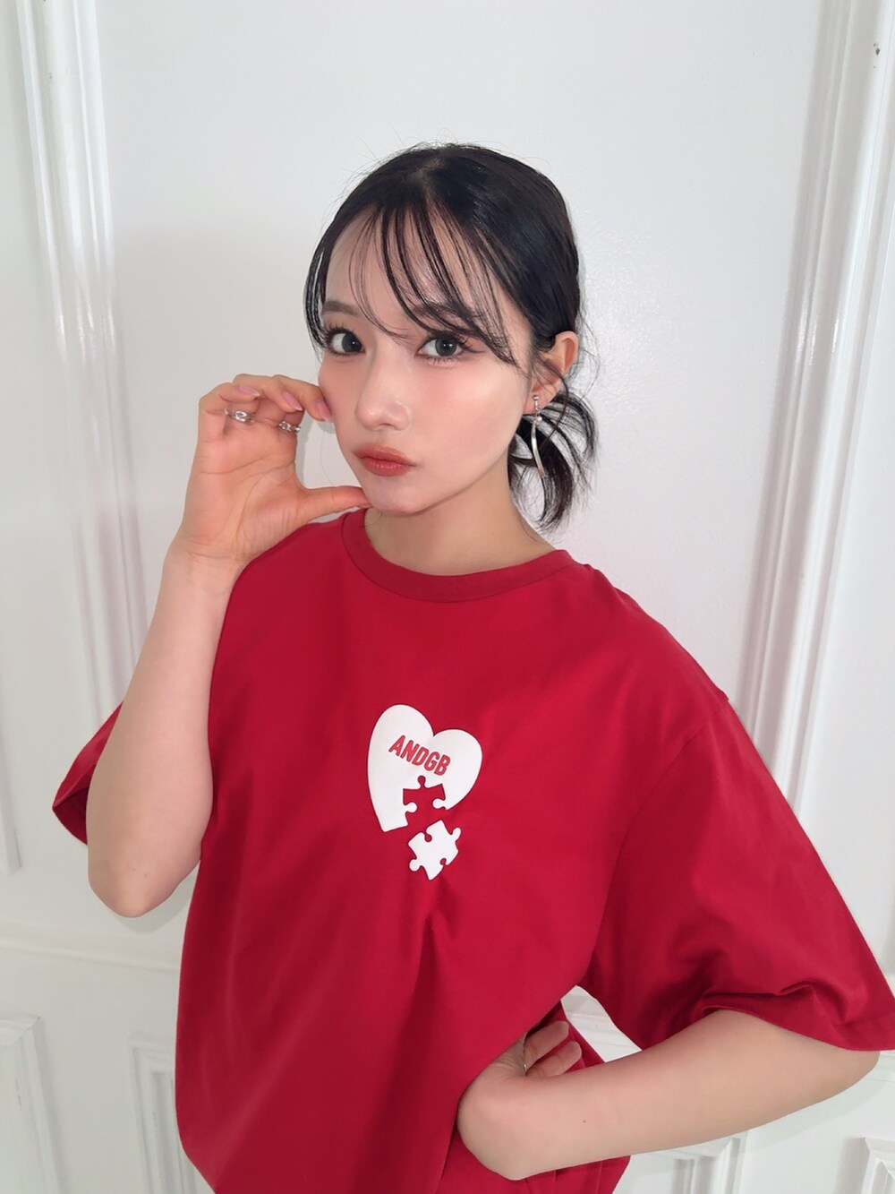 ブラック系のTシャツ/カットソー、ホワイト系のスカートを着用したレディースの夏コーディネートの3枚目の写真