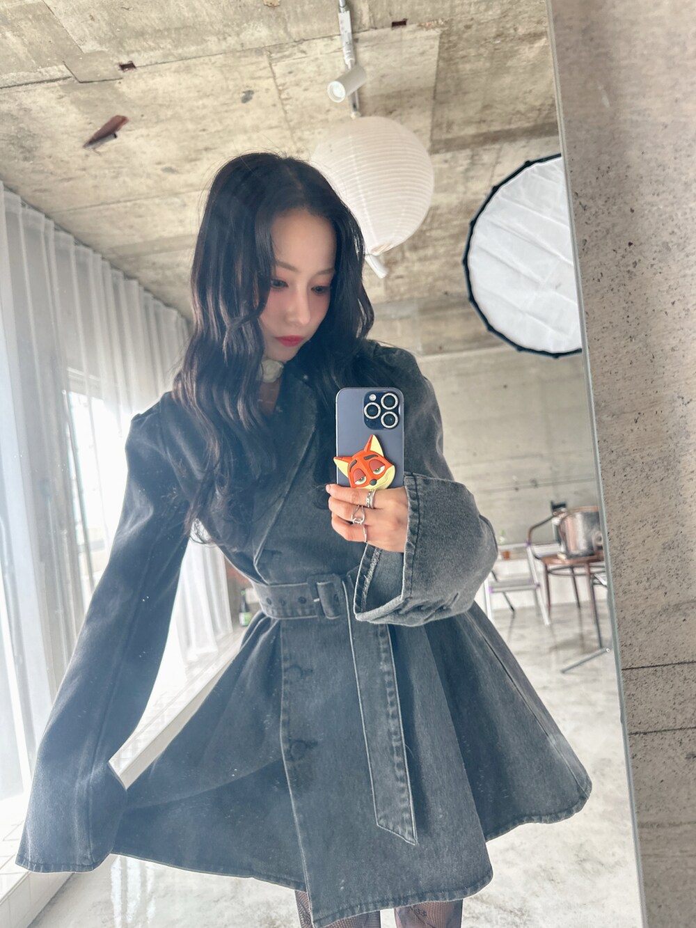 ブラック系のワンピースを着用したレディースの春コーディネートの2枚目の写真