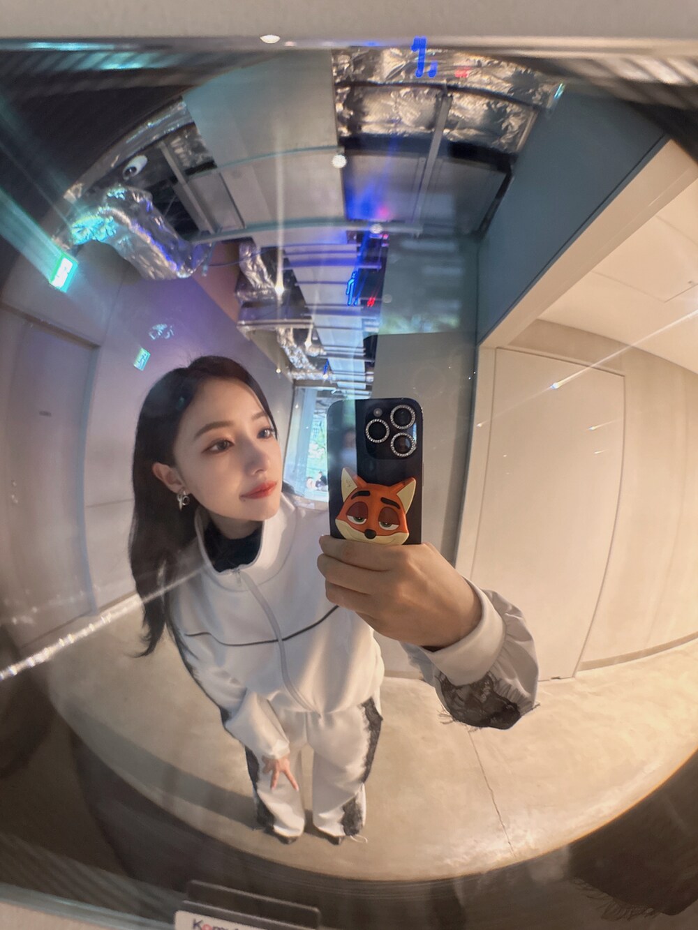 グレー系のジャージ、グレー系のその他パンツを着用したレディースの秋コーディネートの5枚目の写真