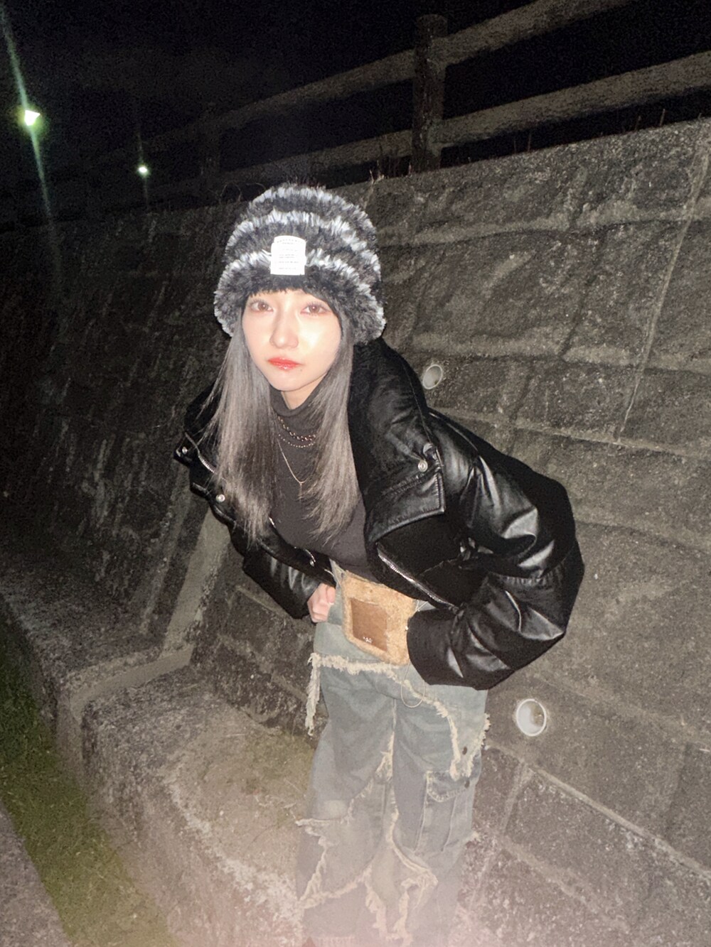 ブラック系のニットキャップ/ビーニーを着用したレディースの春コーディネートの2枚目の写真