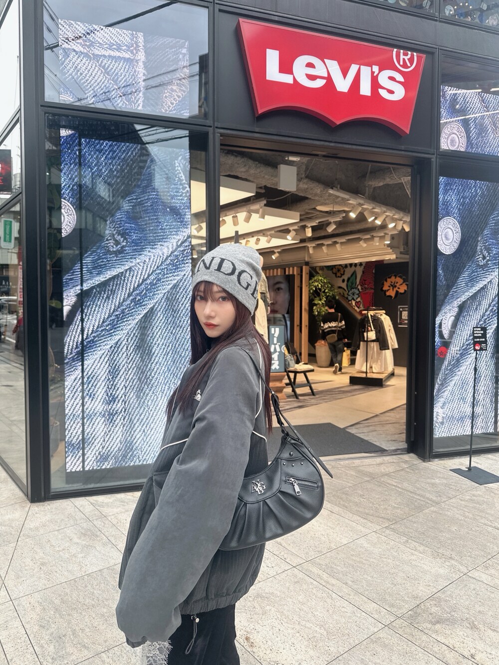 シルバー系のショルダーバッグ、ブラック系のその他パンツ、グレー系のブルゾンを着用したレディースの冬コーディネートの4枚目の写真