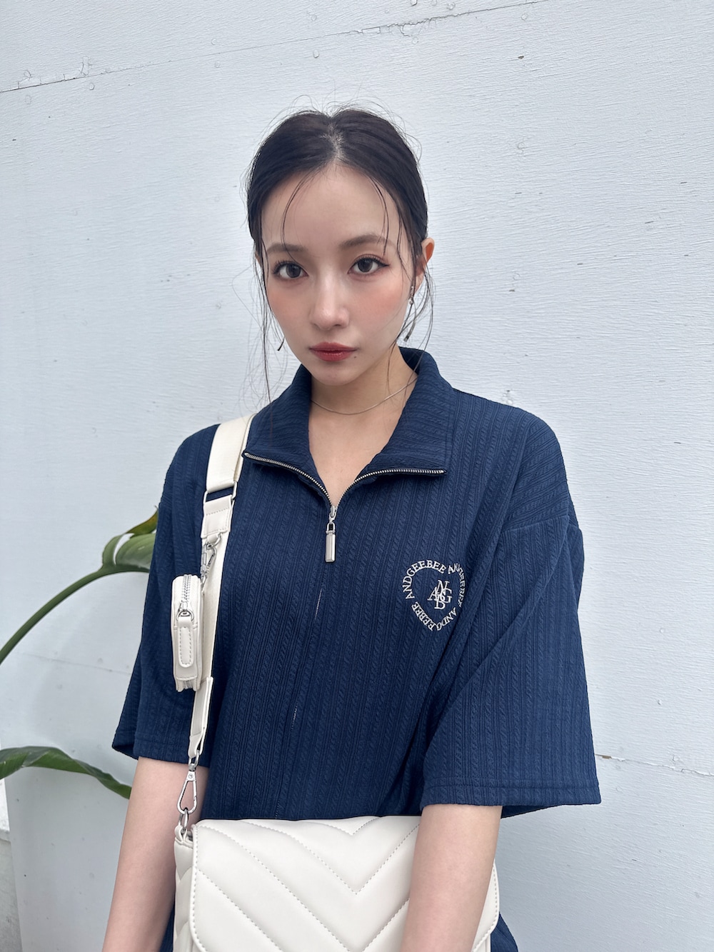 ブルー系のその他トップス、ホワイト系のショルダーバッグを着用したレディースの夏コーディネートの2枚目の写真