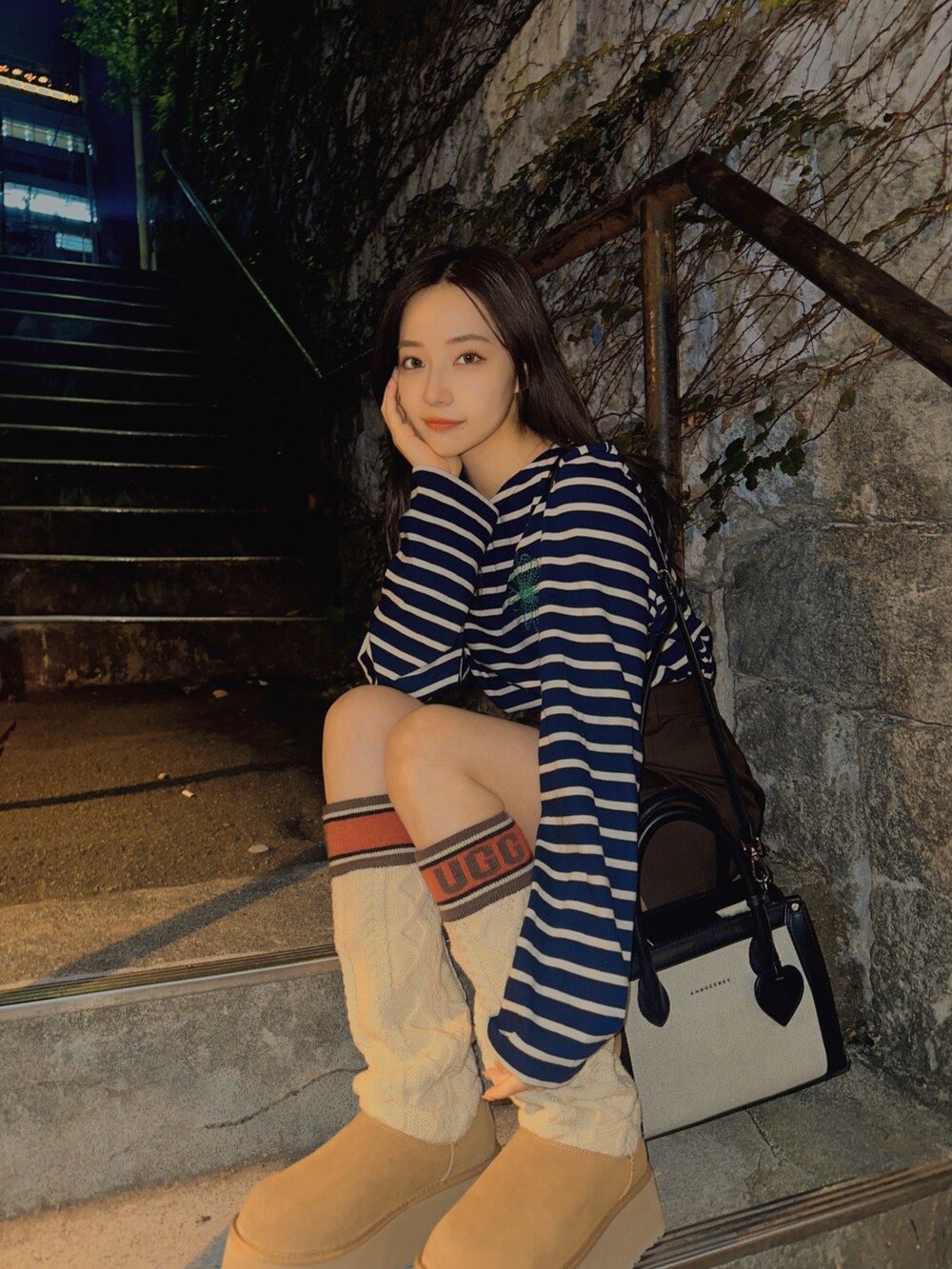 ブラック系のショルダーバッグを着用したレディースの冬コーディネートの4枚目の写真