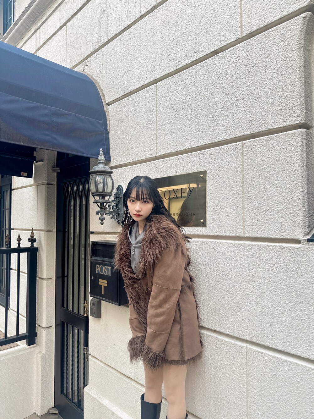 グレー系のワンピースを着用したレディースの春コーディネートの3枚目の写真