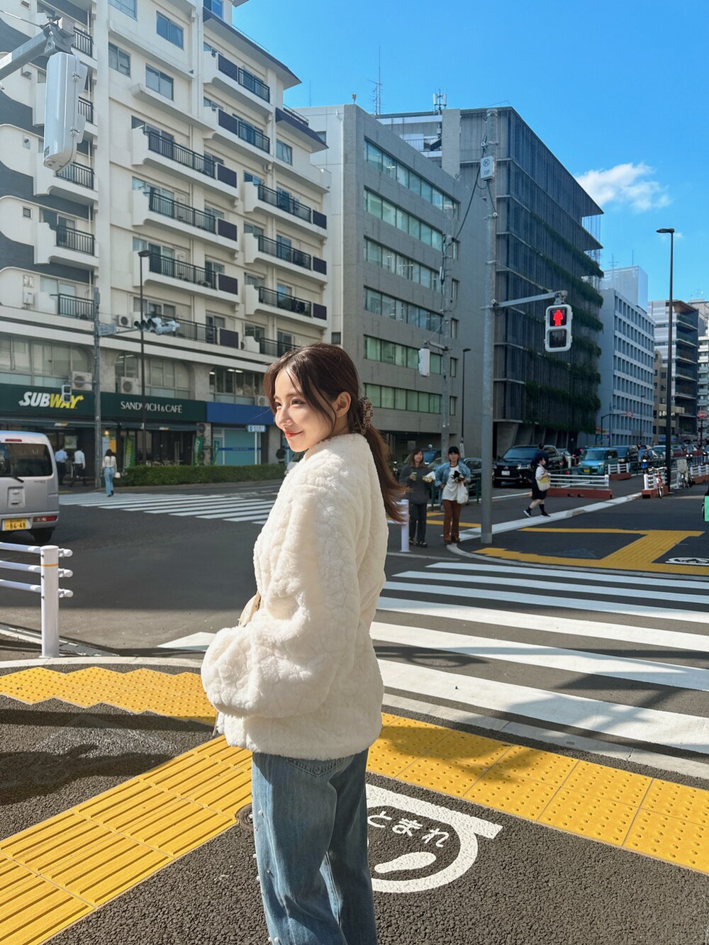 ホワイト系のその他アウター、ブルー系のデニムパンツを着用したレディースの冬コーディネートの3枚目の写真