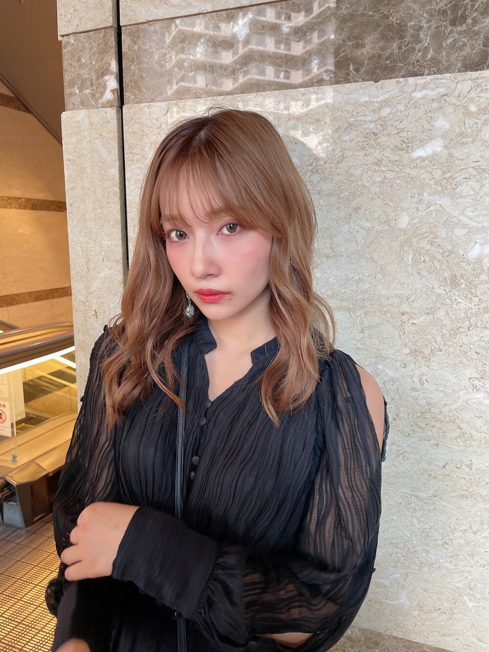 ブラック系のワンピースを着用したレディースの秋コーディネートの5枚目の写真