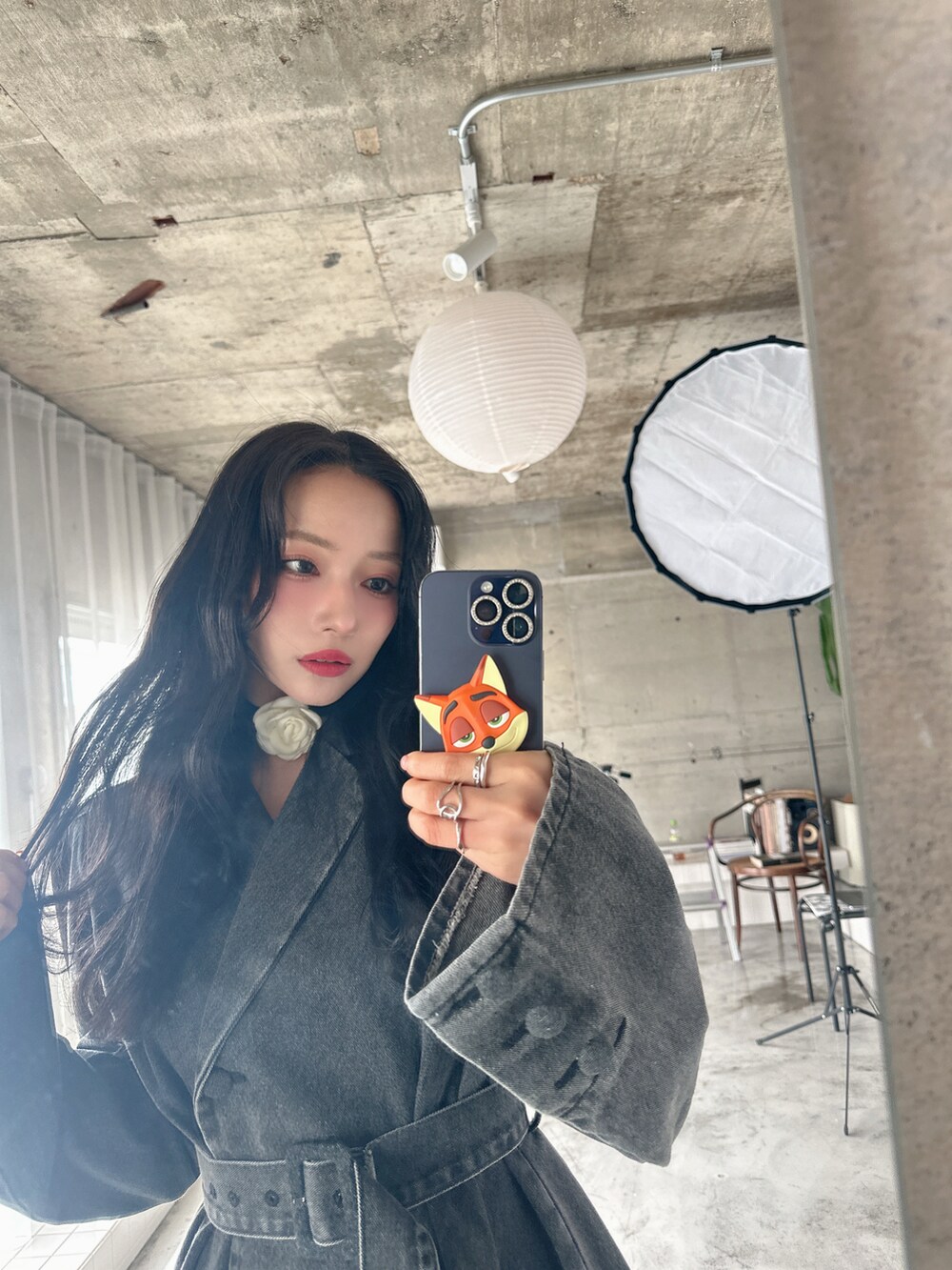 ブラック系のワンピースを着用したレディースの春コーディネートの3枚目の写真