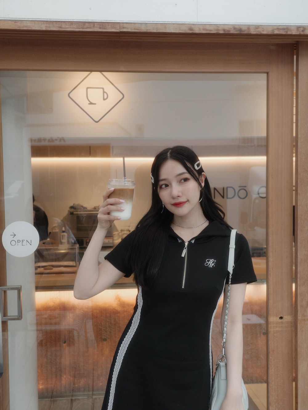 ブラック系のショルダーバッグ、ブラック系のワンピースを着用したレディースの秋コーディネートの5枚目の写真