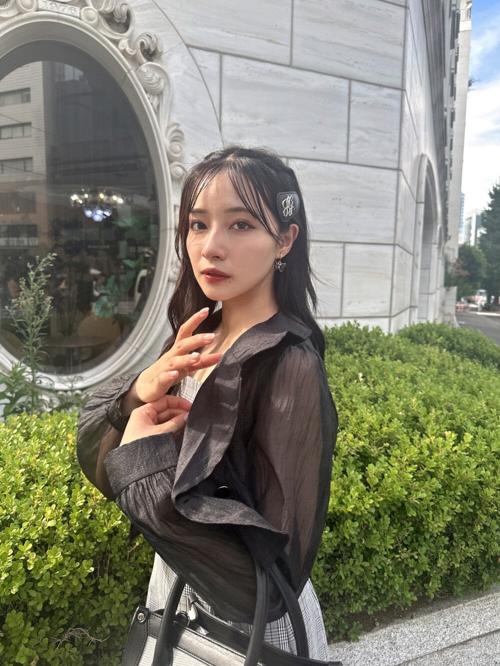 ブラック系のワンピース、ブラック系のショルダーバッグを着用したレディースの冬コーディネートの2枚目の写真