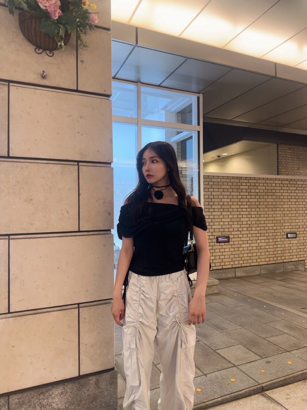 ブラック系のカーゴパンツ、ブラック系のTシャツ/カットソーを着用したレディースの秋コーディネートの5枚目の写真