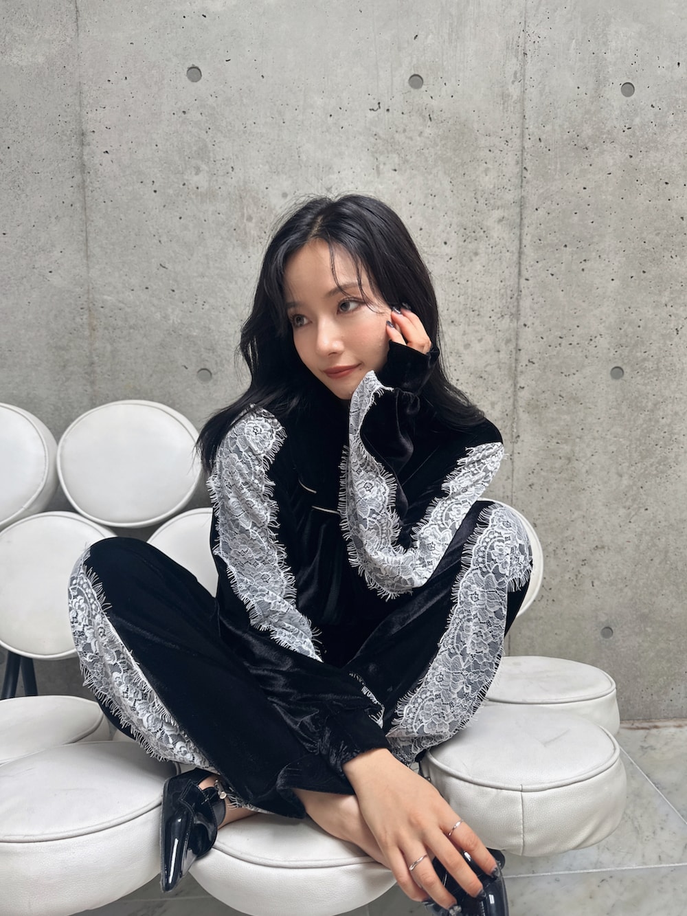 ブラック系のジャージ、ブラック系のその他パンツを着用したレディースの秋コーディネートの2枚目の写真