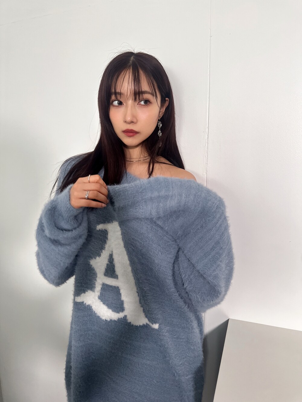 ブルー系のニット/セーターを着用したレディースの冬コーディネートの5枚目の写真