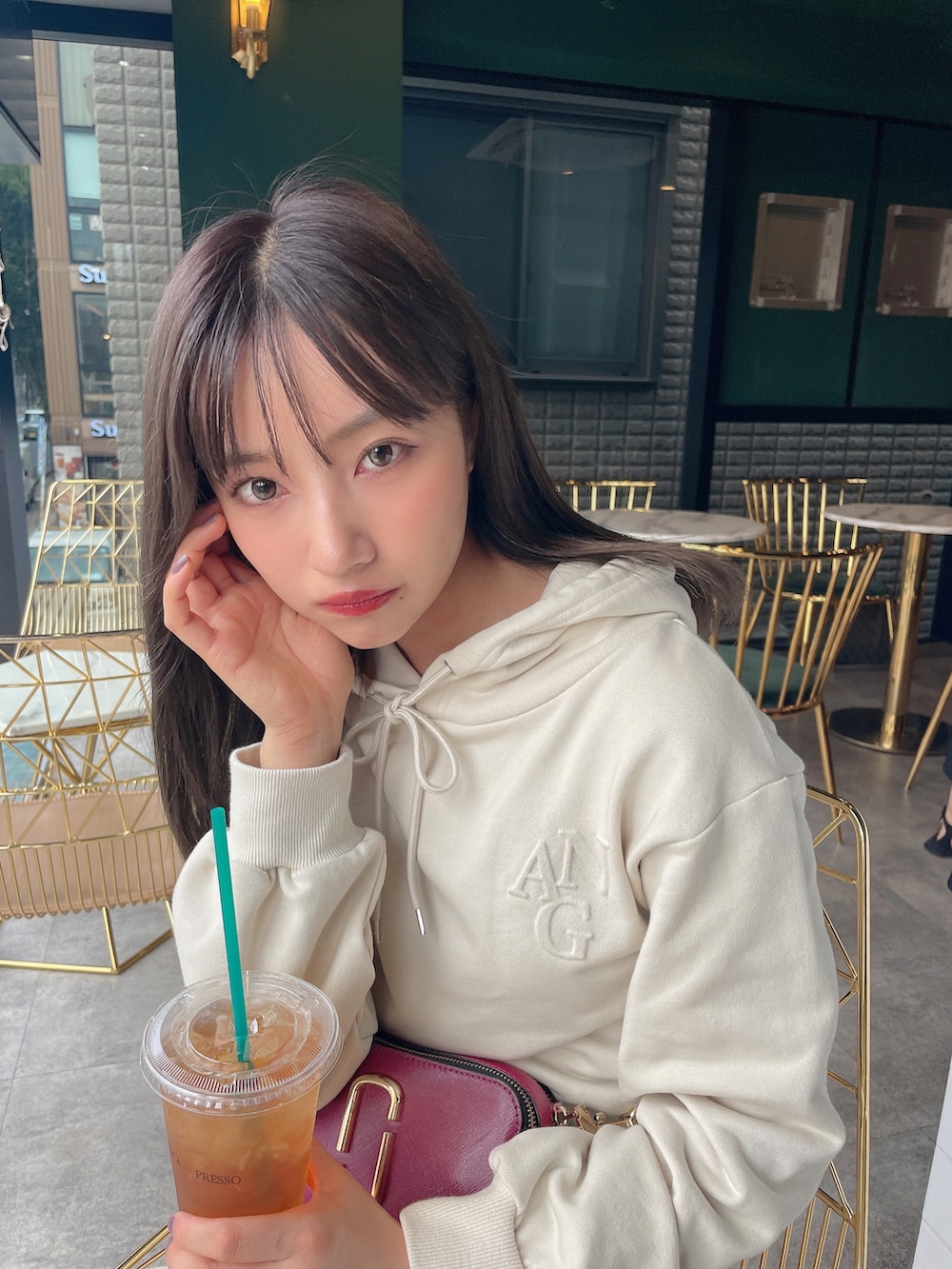 ホワイト系のワンピースを着用したレディースの冬コーディネートの2枚目の写真