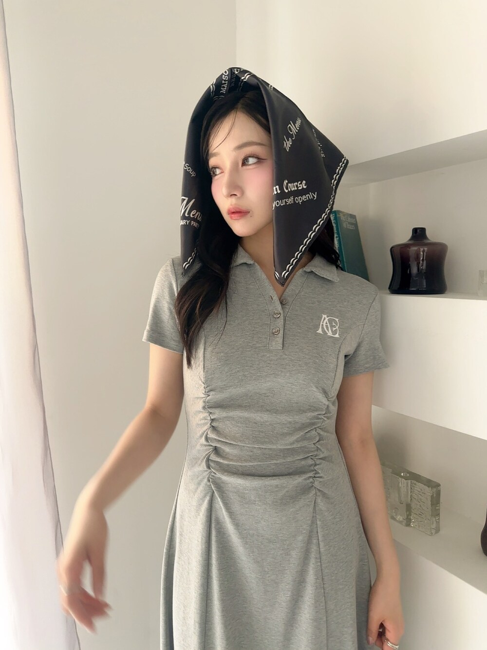 グレー系のワンピースを着用したレディースの夏コーディネートの2枚目の写真