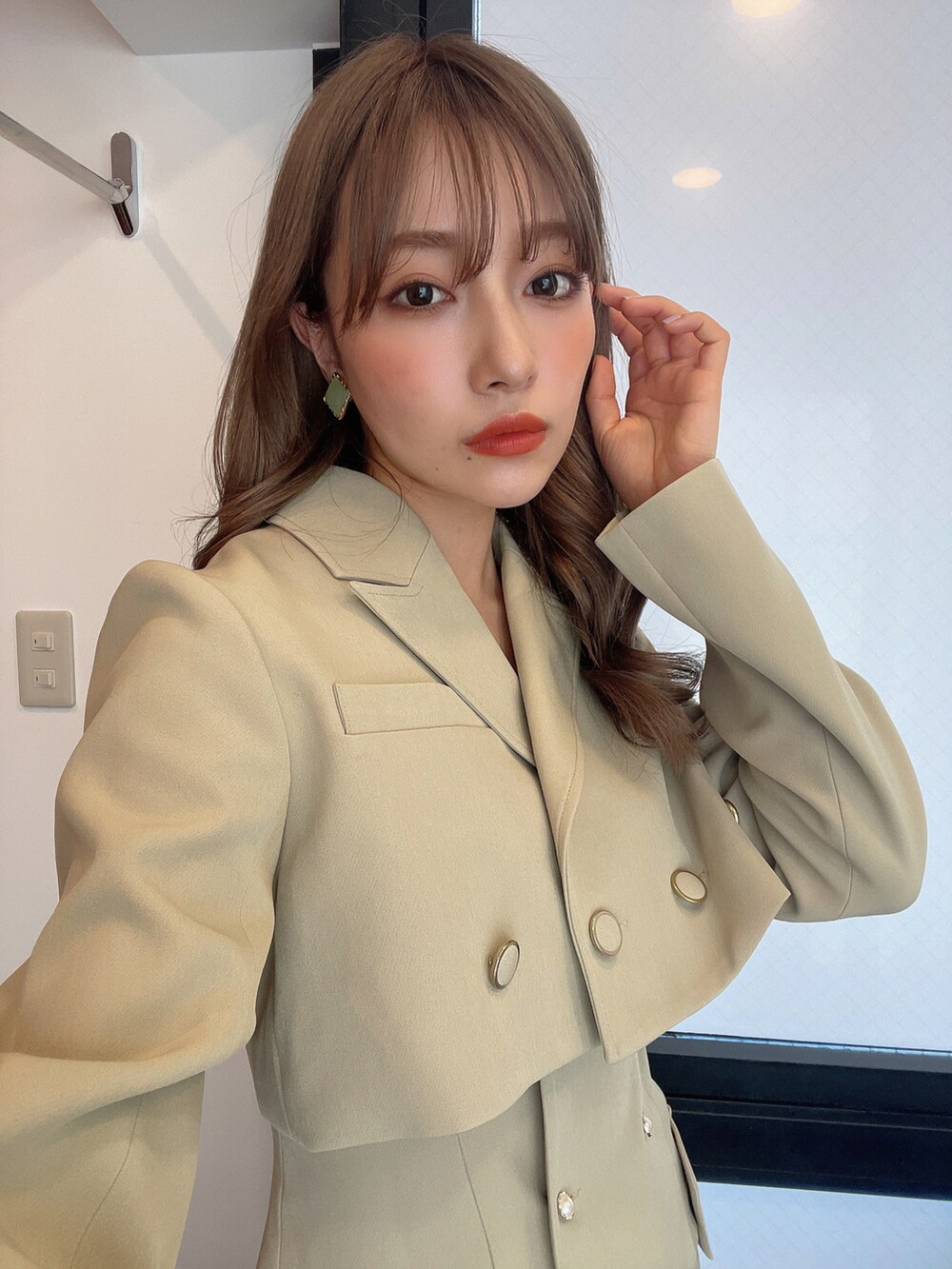 グリーン系のワンピースを着用したレディースの秋コーディネートの3枚目の写真