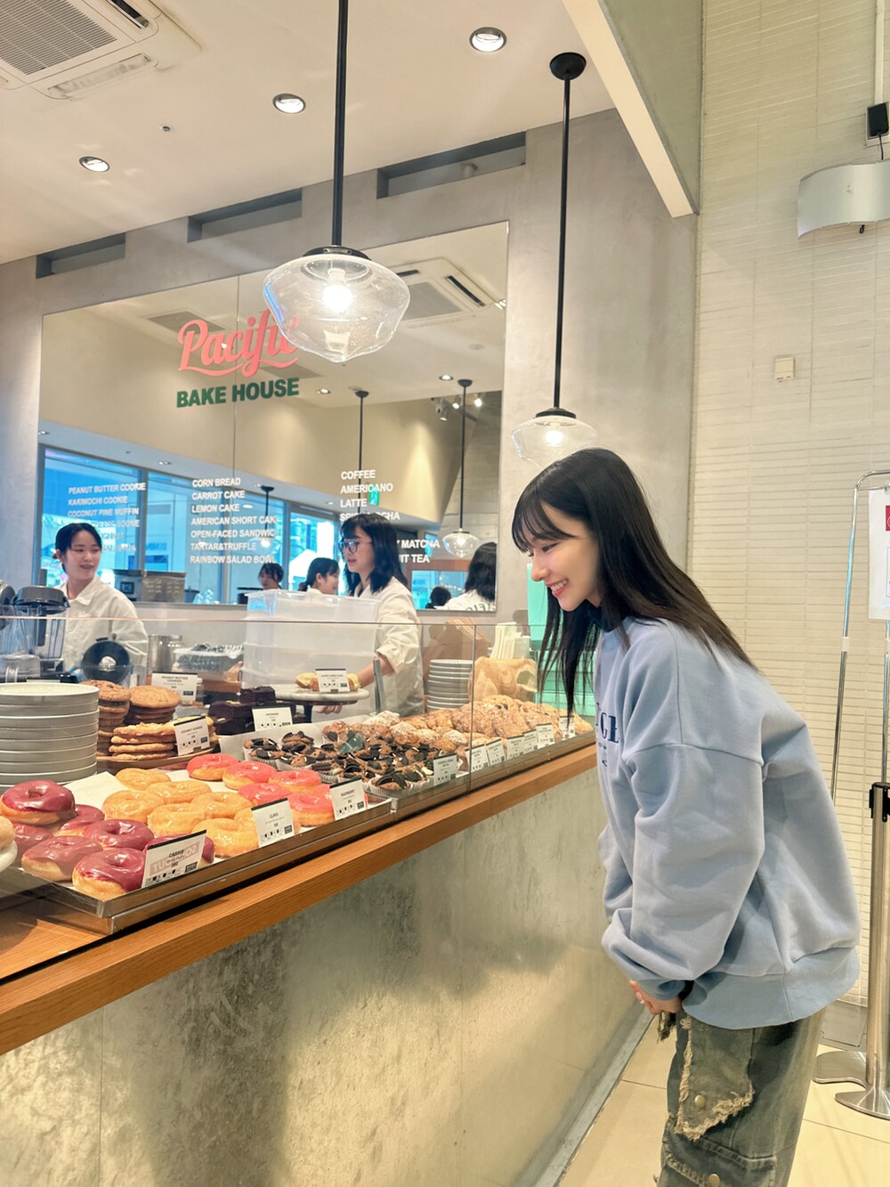 グレー系のスウェットを着用したレディースの春コーディネートの2枚目の写真