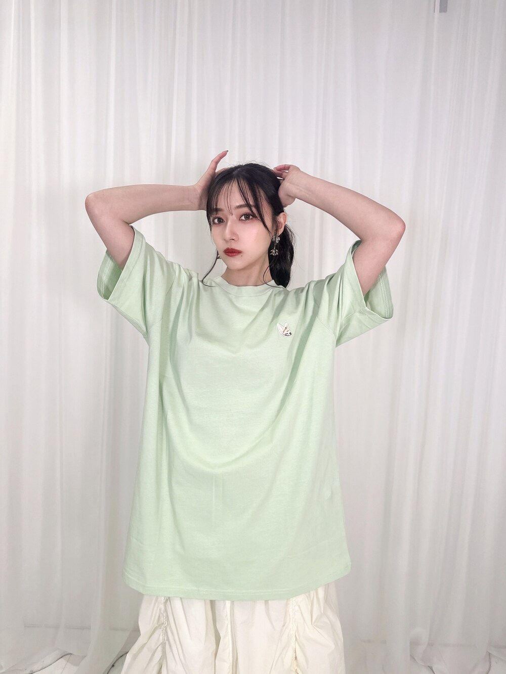 ホワイト系のTシャツ/カットソーを着用したレディースの夏コーディネートの3枚目の写真
