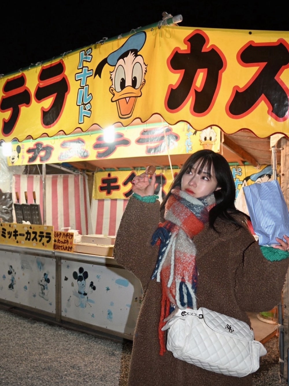 ホワイト系のバックパック/リュックを着用したレディースの春コーディネートの4枚目の写真