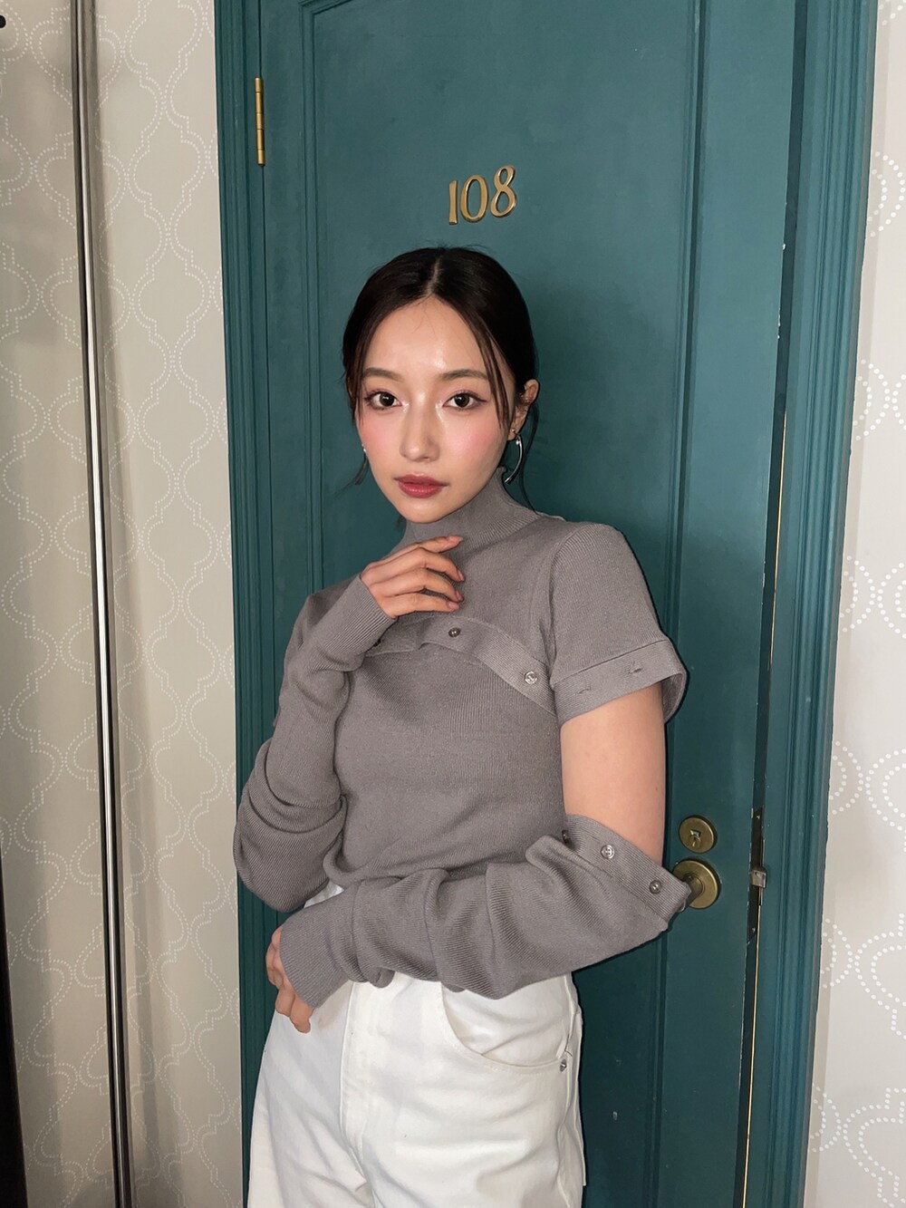 ブラック系のニット/セーターを着用したレディースの夏コーディネートの2枚目の写真