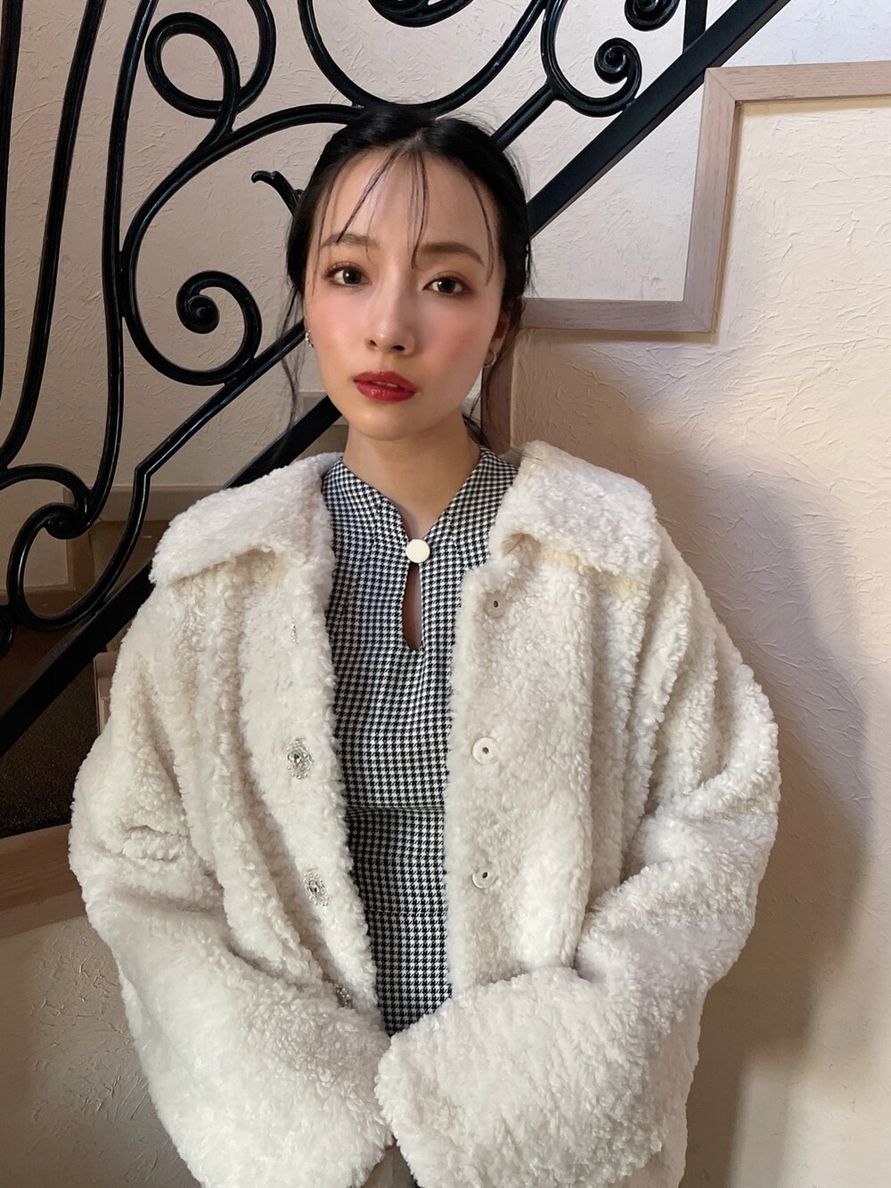 ホワイト系のダウンジャケット/コート、ブラック系のワンピースを着用したレディースの春コーディネートの3枚目の写真