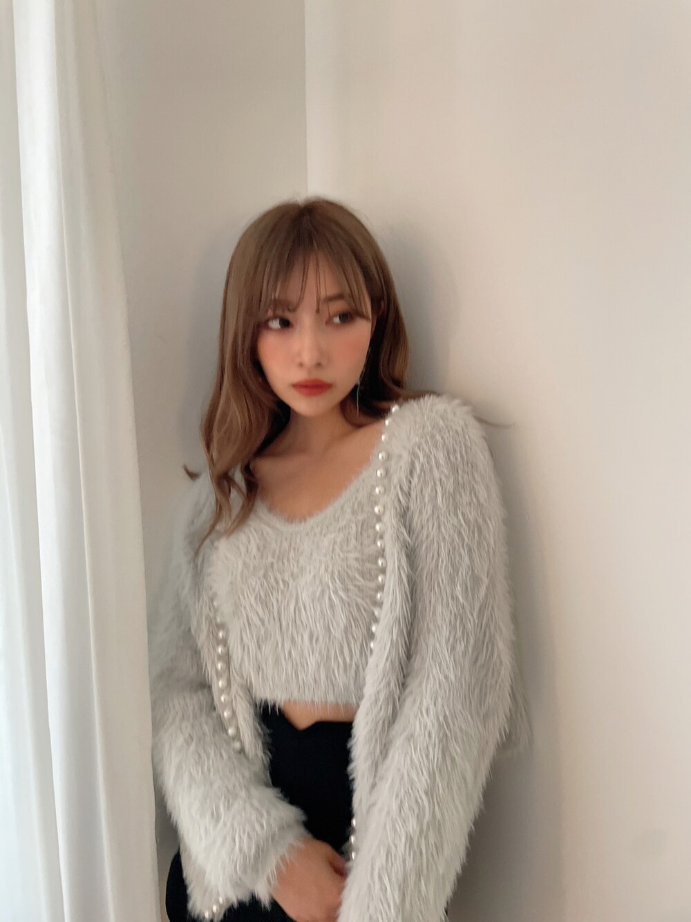 グレー系のニット/セーターを着用したレディースの秋コーディネートの2枚目の写真