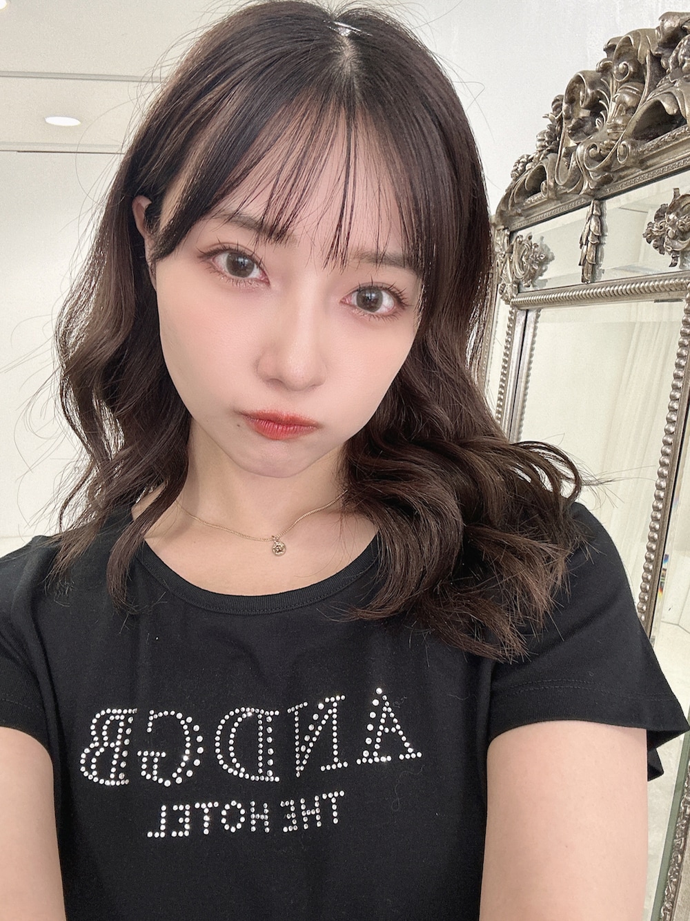 ブラック系のTシャツ/カットソー、グレー系のスカートを着用したレディースの秋コーディネートの3枚目の写真