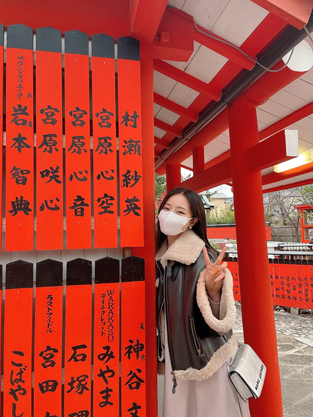 ブラウン系のワンピース、ブラウン系のその他アウターを着用したレディースの春コーディネートの4枚目の写真