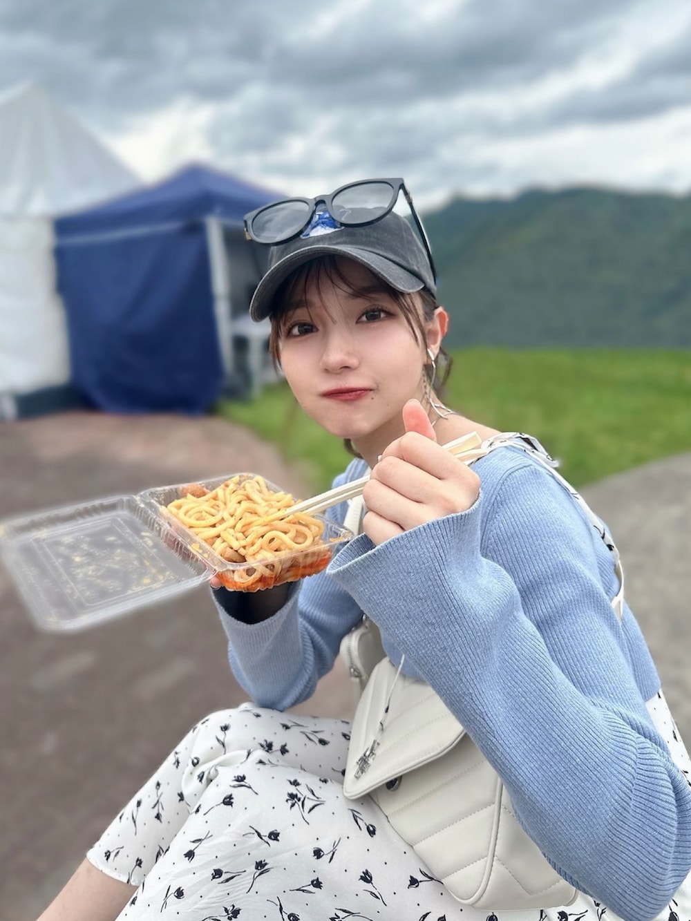ホワイト系のワンピース、ホワイト系のショルダーバッグを着用したレディースの秋コーディネートの2枚目の写真