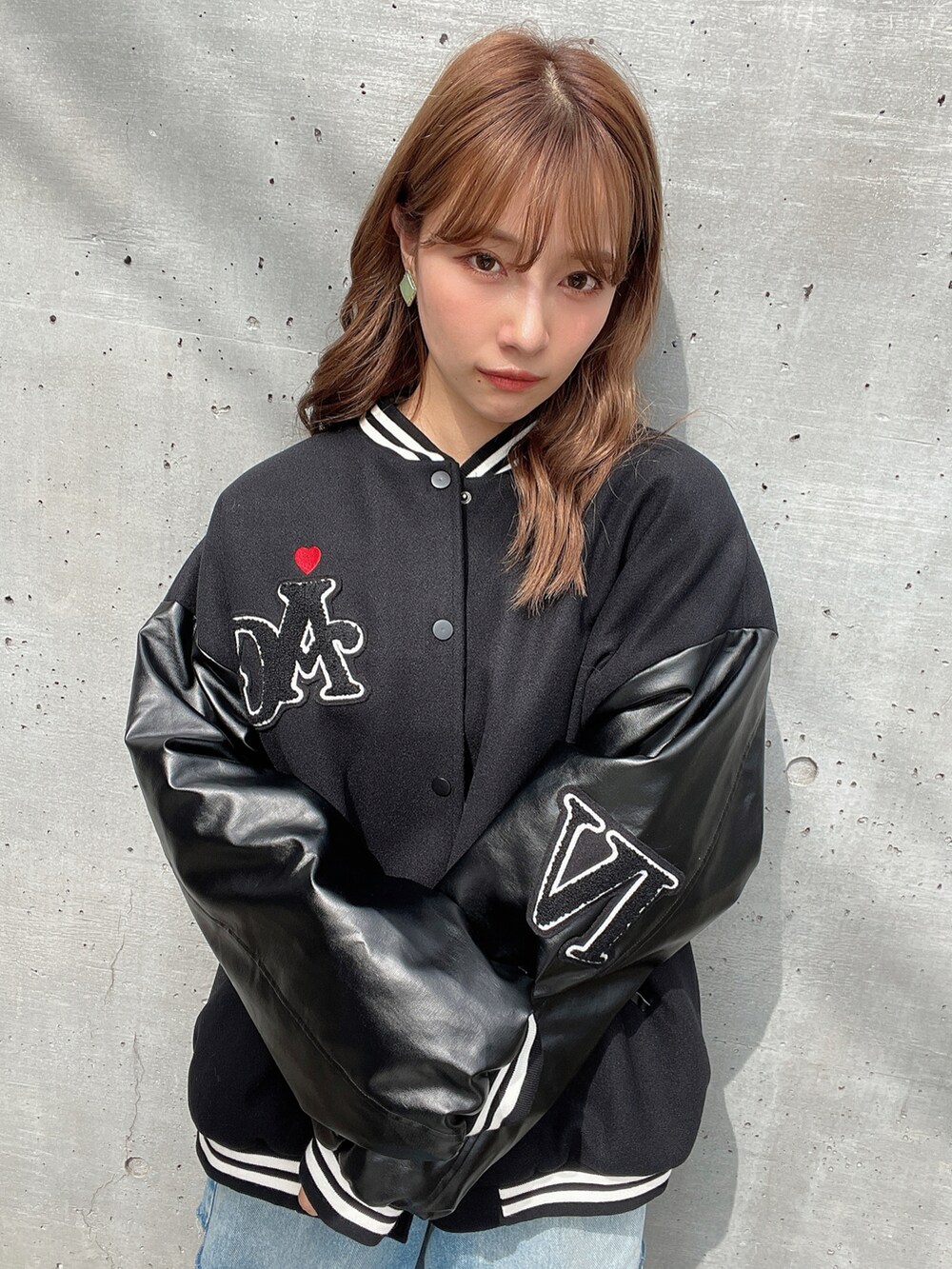 ブラック系のスタジャンを着用したレディースの冬コーディネートの3枚目の写真