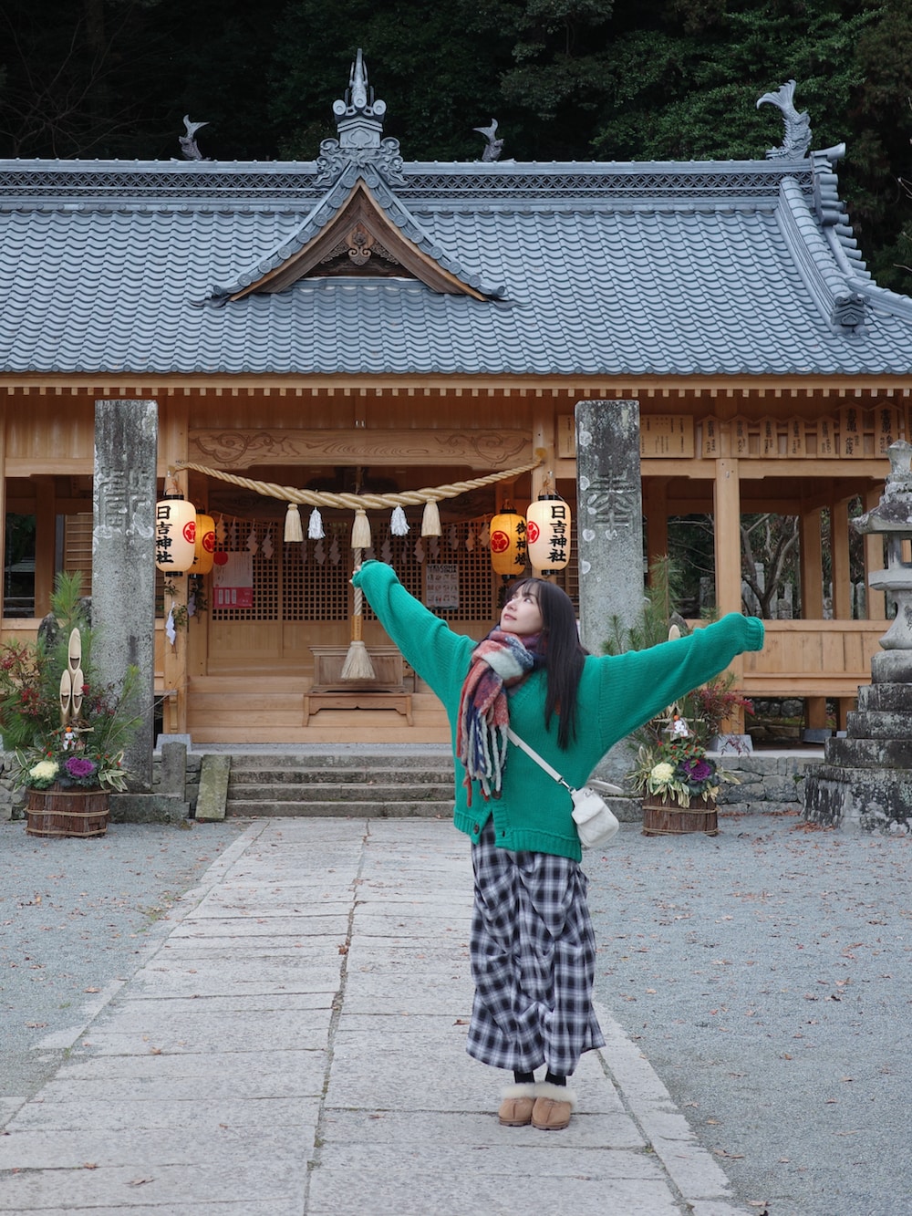 ブラック系のスカート、ホワイト系のバックパック/リュックを着用したレディースの春コーディネートの2枚目の写真