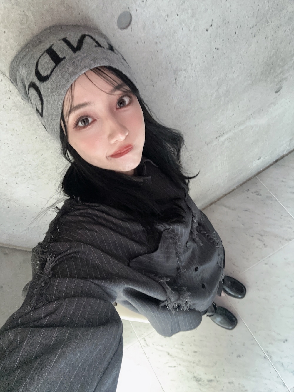 ブラック系のシャツ/ブラウス、グレー系のニットキャップ/ビーニーを着用したレディースの秋コーディネートの3枚目の写真