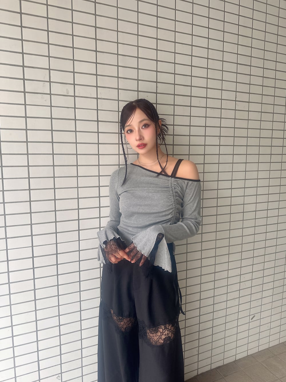 グレー系のTシャツ/カットソー、ブラック系のスラックスを着用したレディースの秋コーディネートの3枚目の写真