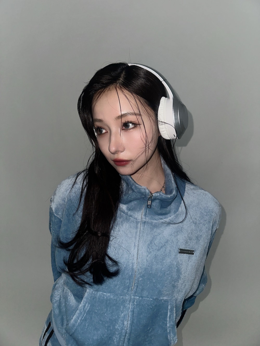 ブルー系のジャージを着用したレディースの冬コーディネートの4枚目の写真