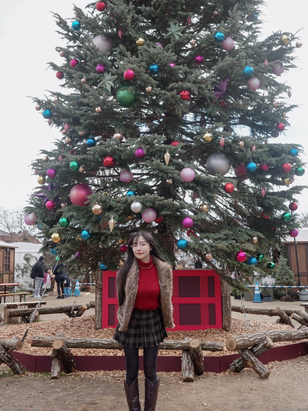 ブラウン系のジャケット/アウターを着用したレディースの春コーディネートの4枚目の写真