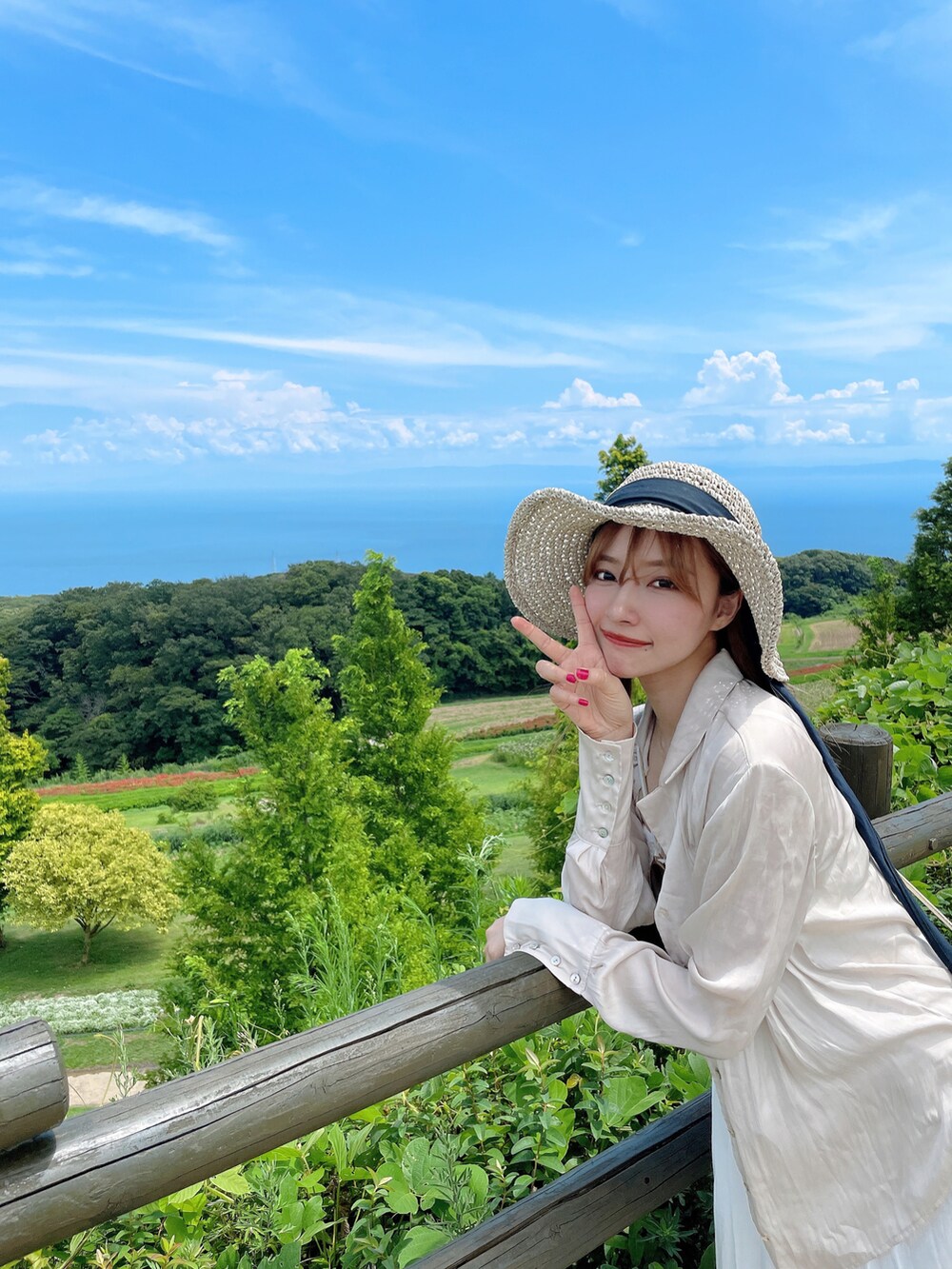 ベージュ系のシャツ/ブラウスを着用したレディースの秋コーディネートの4枚目の写真