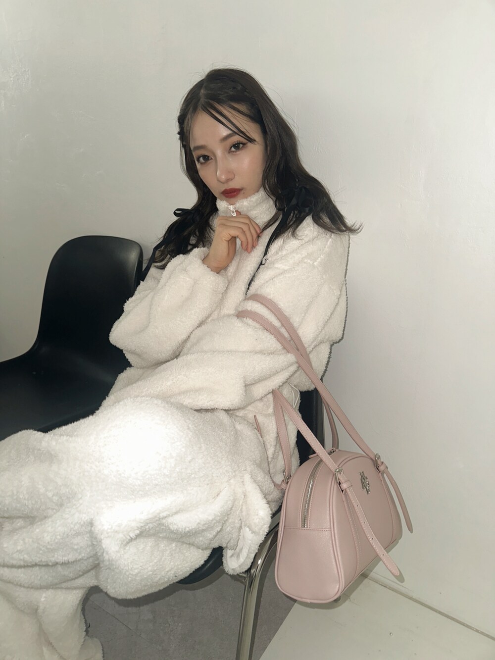 ホワイト系のその他トップス、ブラック系のショルダーバッグを着用したレディースの冬コーディネートの2枚目の写真