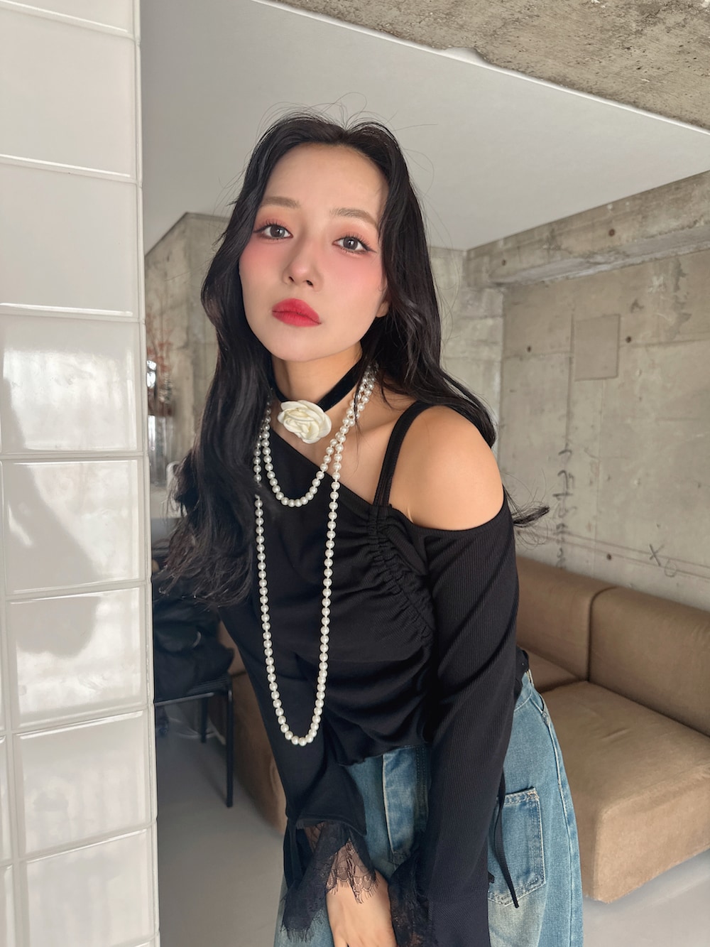 ブラック系のTシャツ/カットソーを着用したレディースの春コーディネートの3枚目の写真
