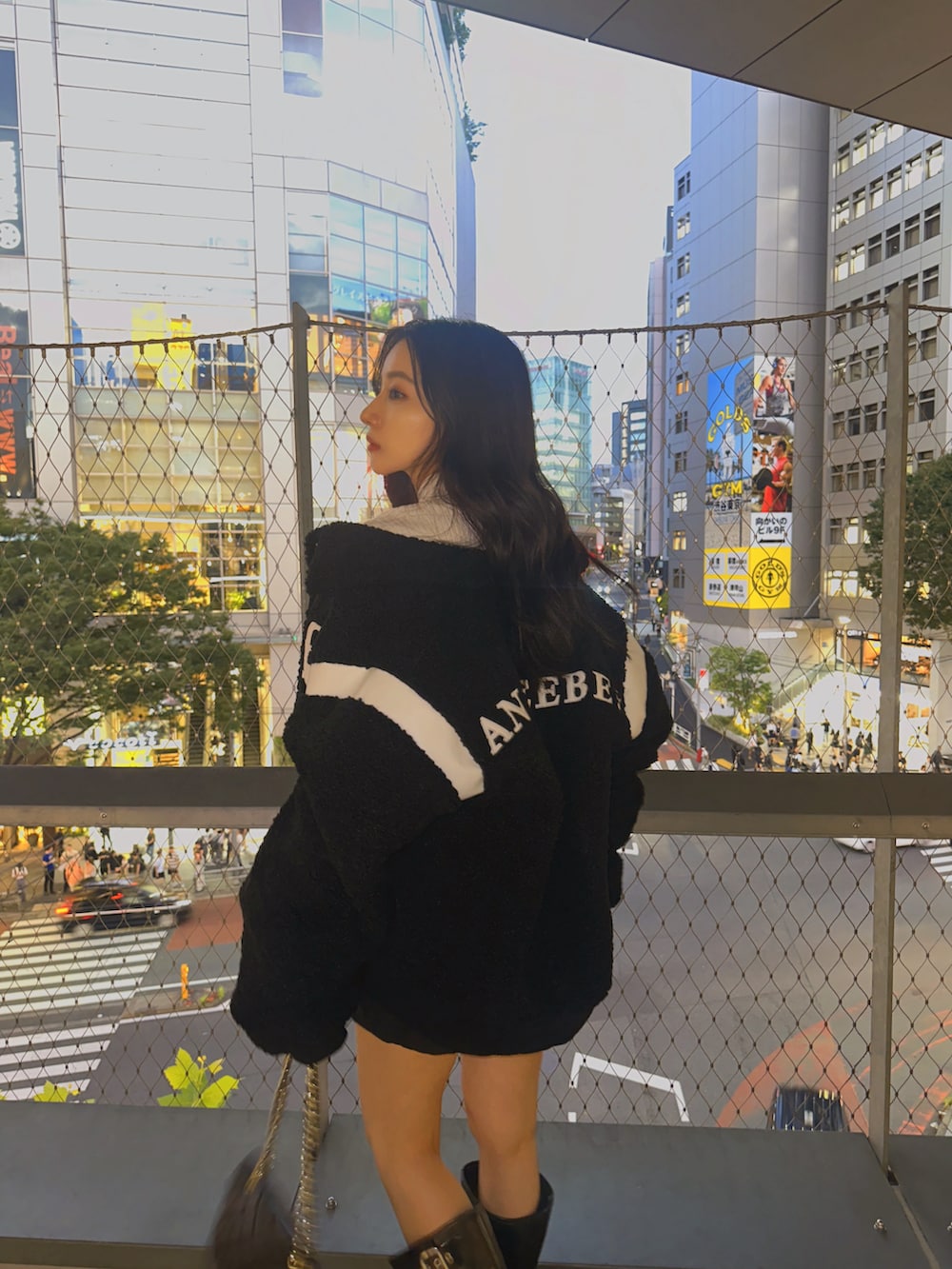 ブラック系のスタジャン、ホワイト系のニット/セーターを着用したレディースの冬コーディネートの5枚目の写真