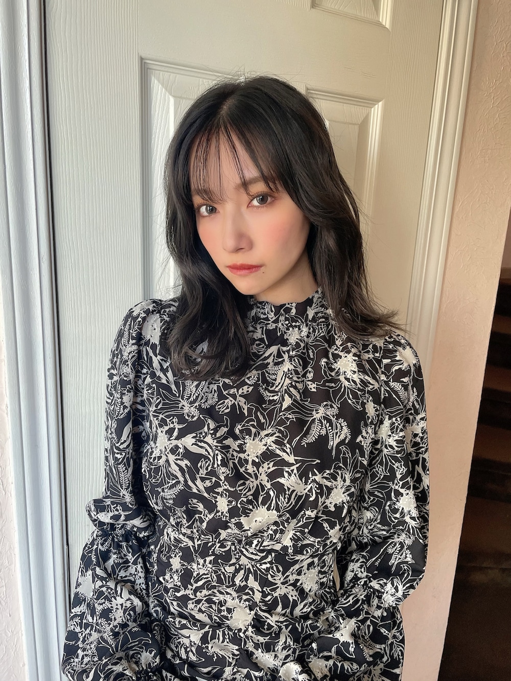 ブラック系のワンピースを着用したレディースの夏コーディネートの3枚目の写真