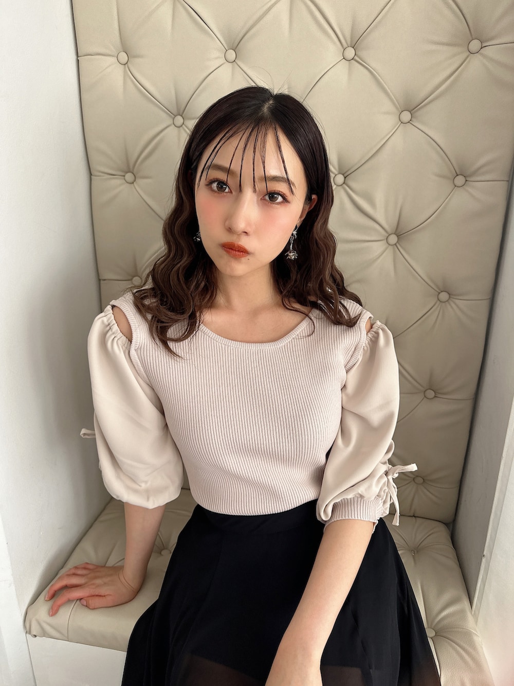 ブラック系のその他トップスを着用したレディースの夏コーディネートの5枚目の写真