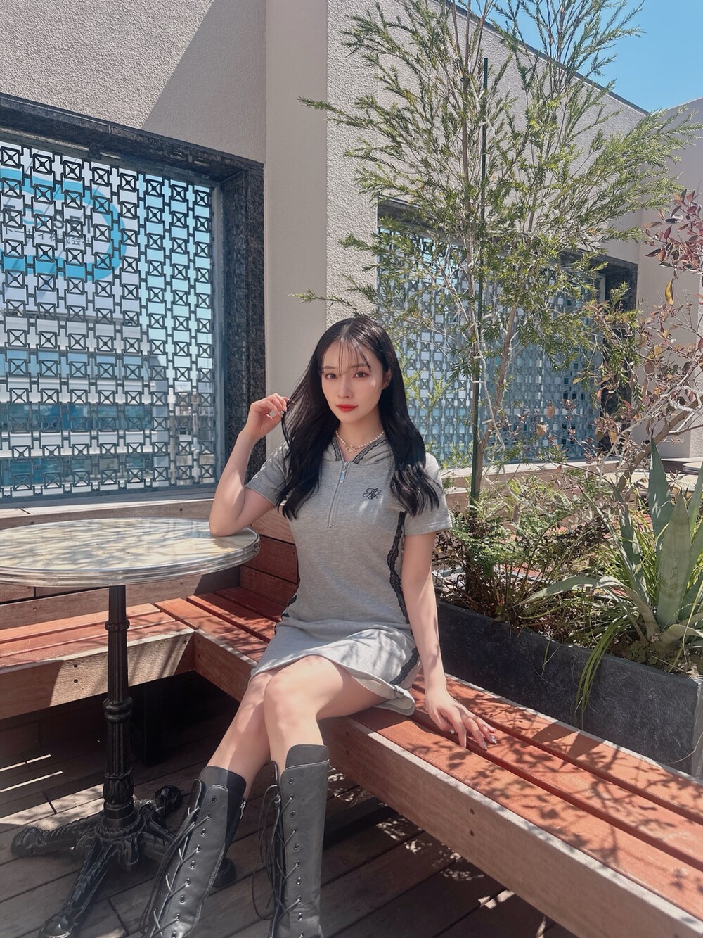 グレー系のワンピースを着用したレディースの夏コーディネートの2枚目の写真