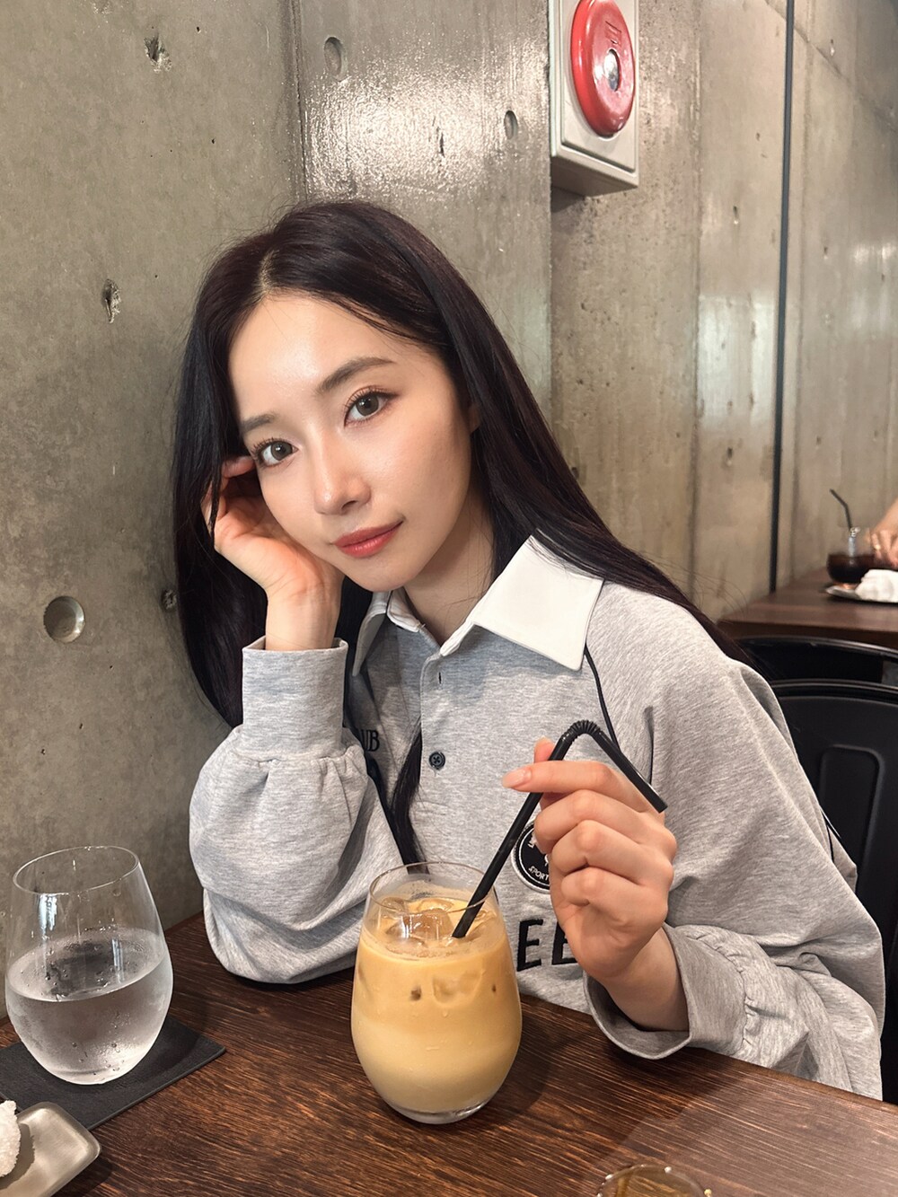 ブラック系のその他トップスを着用したレディースの秋コーディネートの2枚目の写真