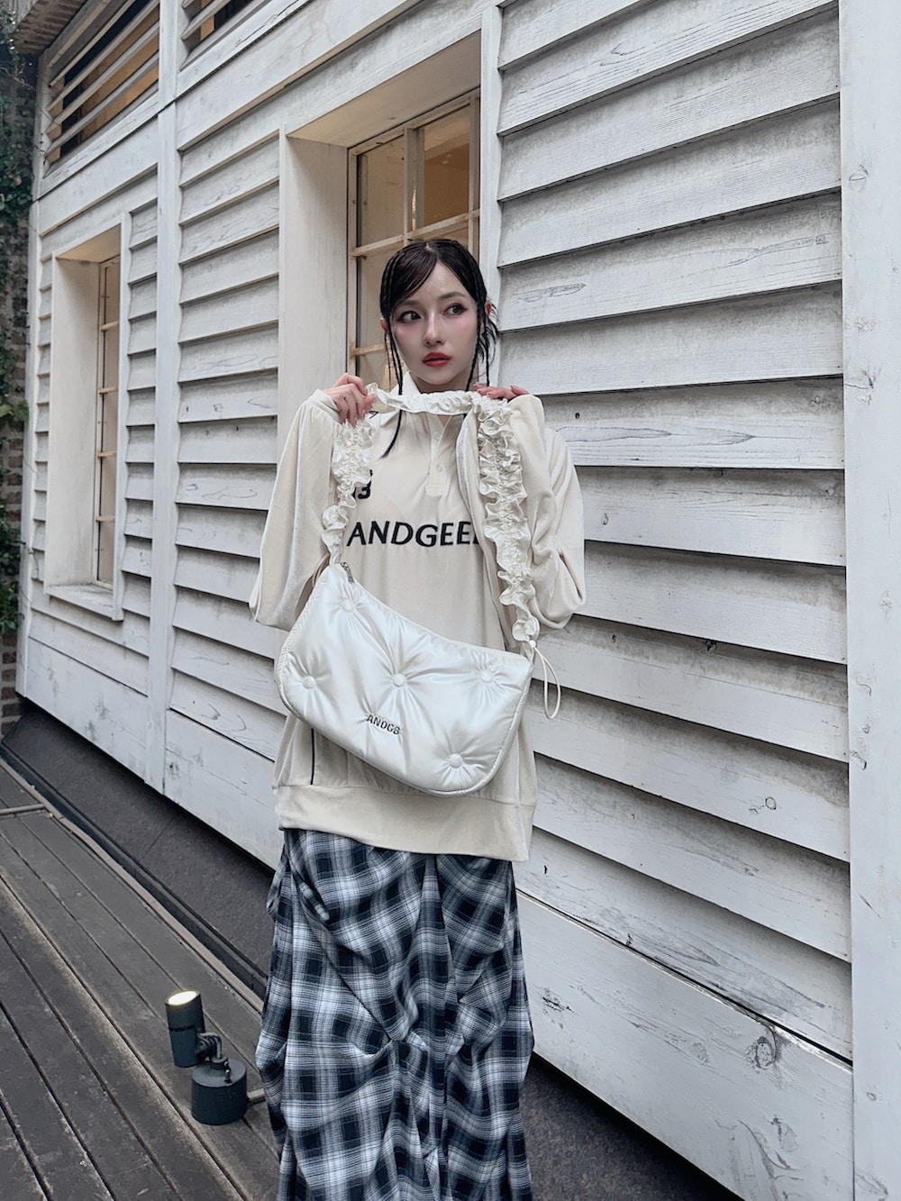 ホワイト系のその他トップス、ホワイト系のショルダーバッグ、ブラック系のスカートを着用したレディースの冬コーディネートの5枚目の写真